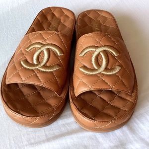 CHANEL size 38 caramel quilted mules